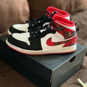 Boy Size 3 Jordan 1-Mid